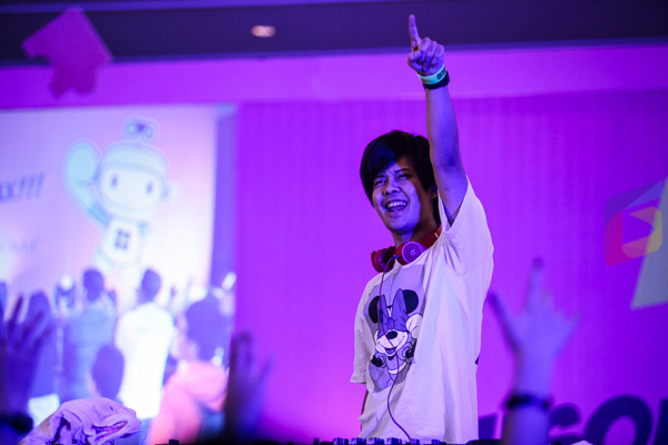DJ-Night-Indonesia-Toy-Game-Comic-Convention-gwigwi-5