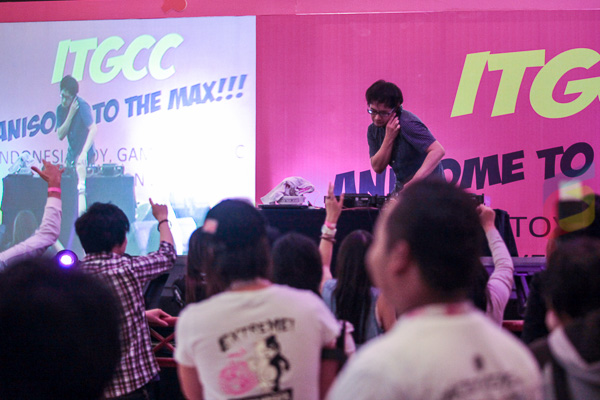 DJ-Night-Indonesia-Toy-Game-Comic-Convention-gwigwi-6