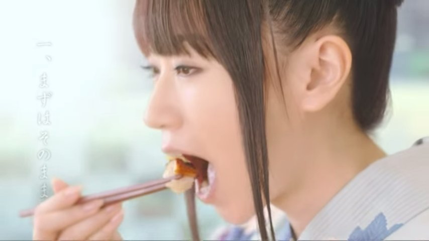 nana-mizuki-cara-makan-unagi-1