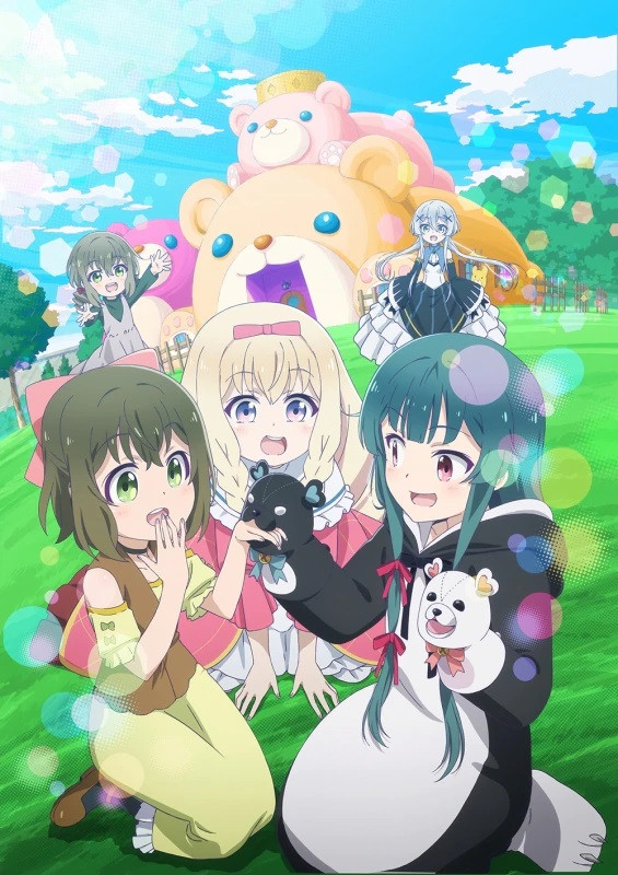 Kuma Kuma Kuma Bear kunci visual 2 Visual kunci baru untuk anime TV Kuma Kuma Kuma Bear yang akan datang, menampilkan para pemeran utama bermain di depan rumah berbentuk beruang.