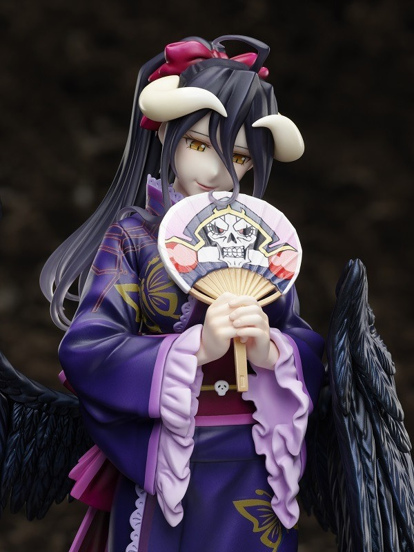 Tuan 1/8 skala yukata angka gambar pahlawan 4 Gambar promosi dari figur yukata skala Albedo 1/8, menampilkan succubus Albedo berpakaian kimono musim panas dan menggenggam kipas kertas berhias gambar kartun atasan kesayangannya, pemimpin mayat hidup lich Ainz Ooal Gown.