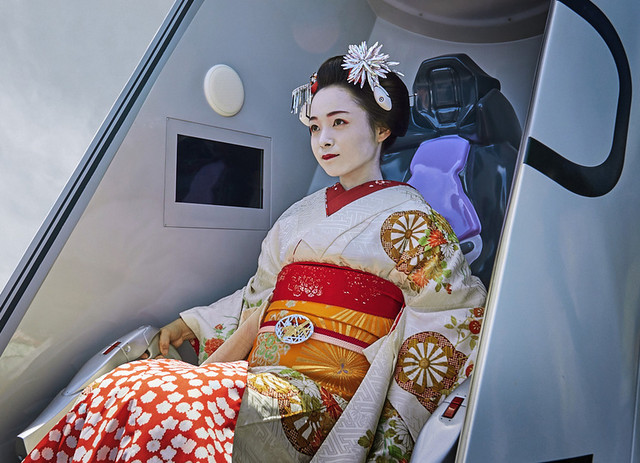 Evangelion Kyoto Base hero image 02 Seorang aktris berpakaian geisha sedang menguji tingkat sinkronisasi di atraksi plug entry dari Evangelion Kyoto Base di Toei Kyoto Studio Park.