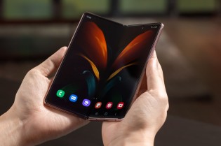 Samsung Galaxy Z Fold2 dibuka