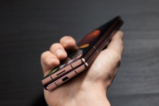 Samsung Galaxy Z Fold2 ditutup