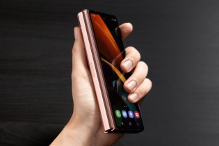 Samsung Galaxy Z Fold2 ditutup