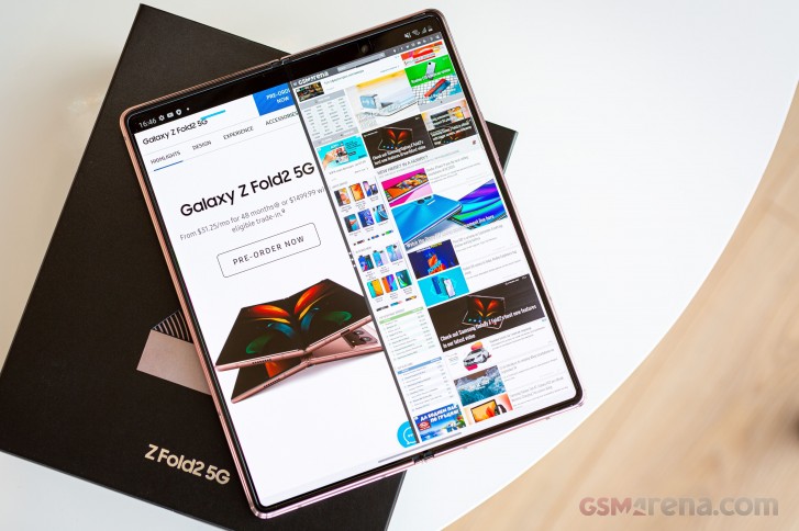 Tonton band Korea BTS membuka kotak Samsung Galaxy Z Fold2 dalam video ini