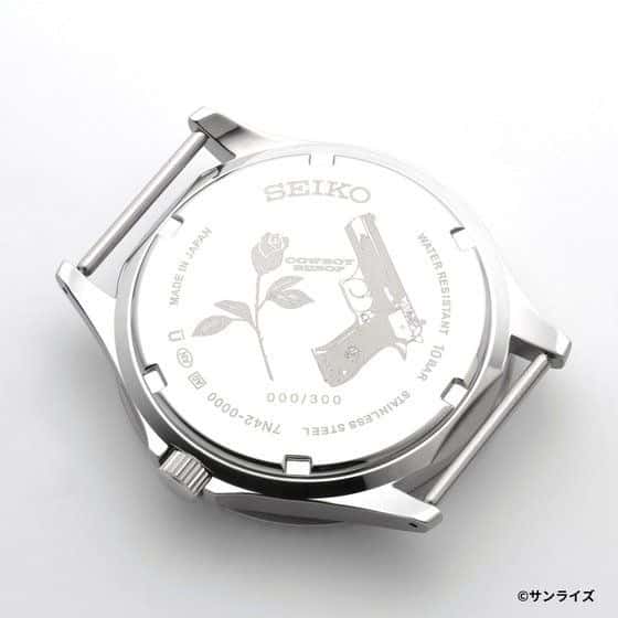 Gambar promosi Jam Tangan SEIKO x Cowboy Bebop, menampilkan bagian belakang jam tangan yang menampilkan ukiran logo Cowboy Bebop, mawar, pistol, dan nomor jam tangan dalam proses produksi.