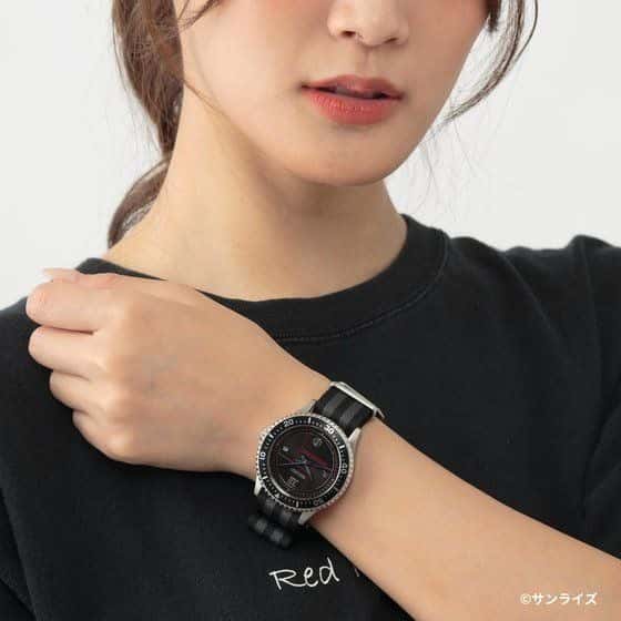 Gambar promosi Jam Tangan SEIKO x Cowboy Bebop, yang menampilkan model wanita yang mengenakan jam tangan di pergelangan tangannya.