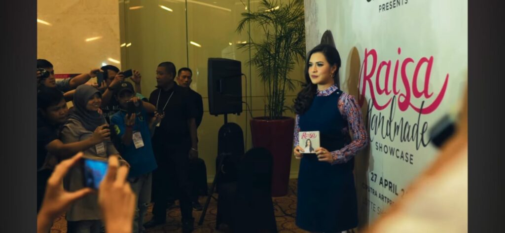 Review Film Harta Tahta Raisa, Raisa Penakluk Gbk