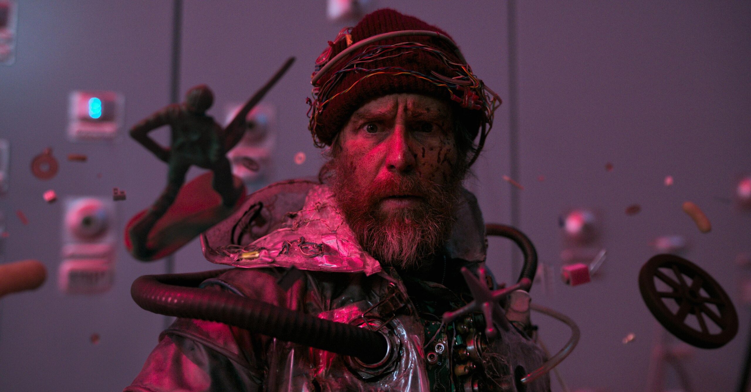 Review Film Good Luck, Have Fun, Don’t Die: Absurd, Ambisius, Overload