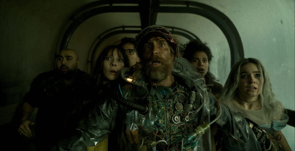 Review Film Good Luck, Have Fun, Don’t Die: Absurd, Ambisius, Overload