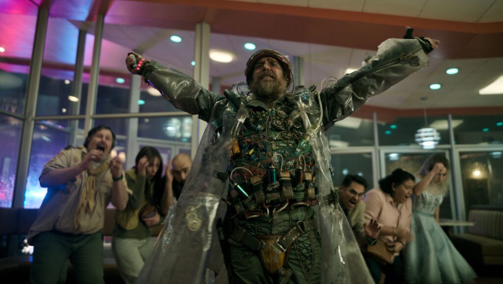 Review Film Good Luck, Have Fun, Don’t Die: Absurd, Ambisius, Overload