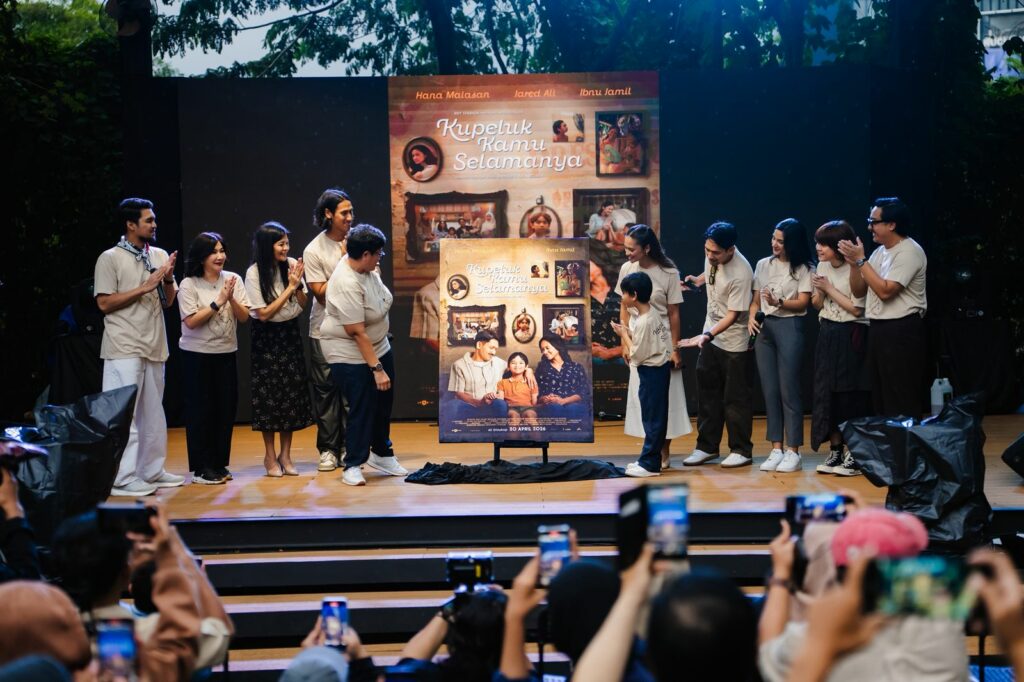 Film Kupeluk Kamu Selamanya Merilis Official Trailer & Poster