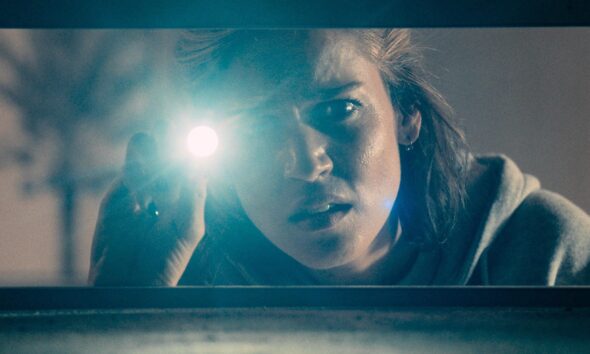 Review Film Crawlers, Jangan Buka Mulut Saat Tidur