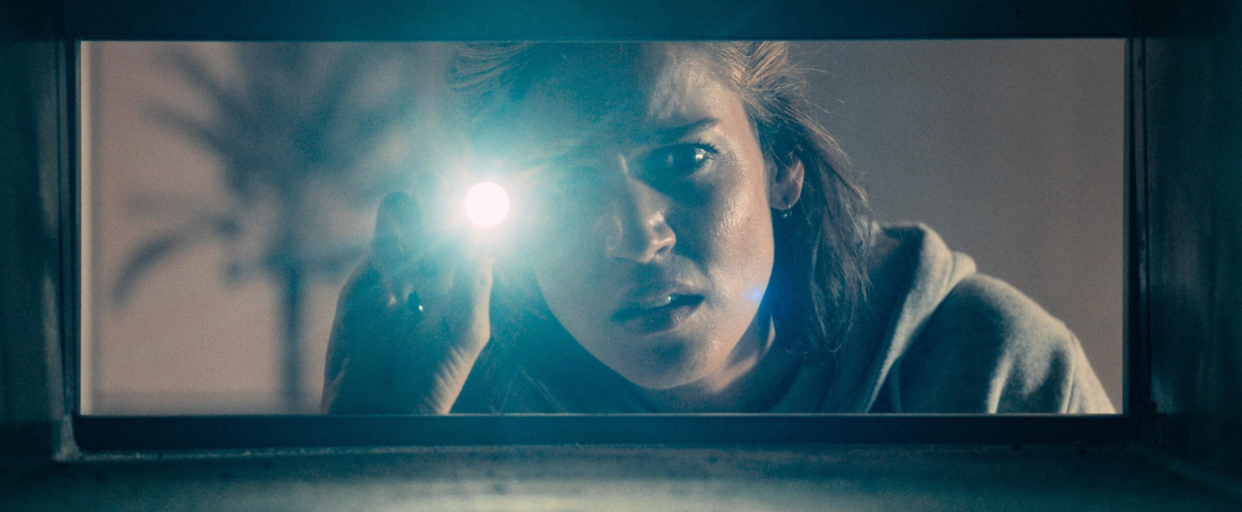 Review Film Crawlers, Jangan Buka Mulut Saat Tidur
