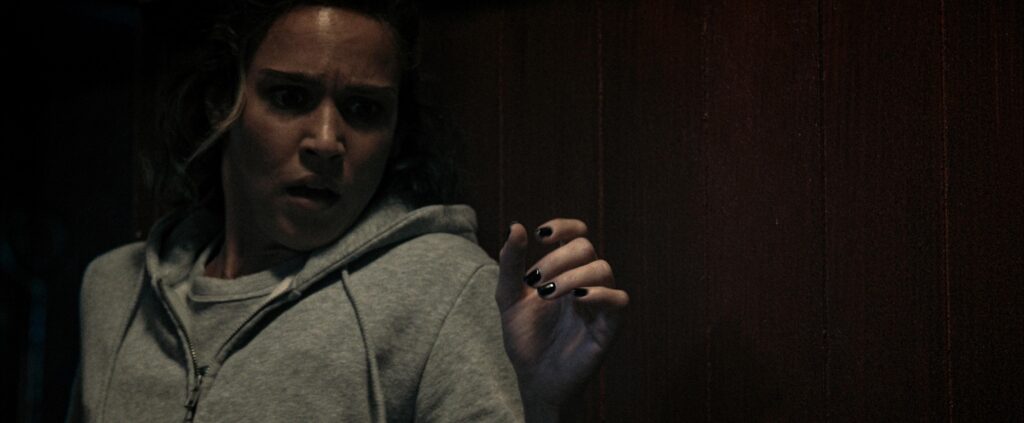 Review Film Crawlers, Jangan Buka Mulut Saat Tidur
